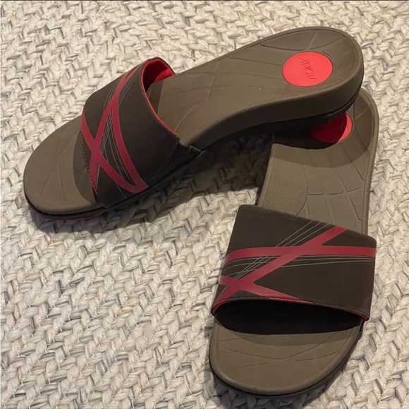 Vionic Sprint slip ons slides 9 - Picture 8 of 9